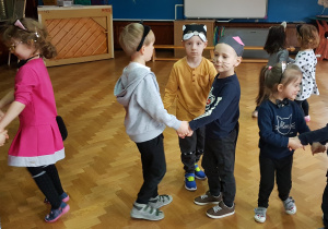 Dzieci przebrane za kotki tańczą przy piosence „Kocur Bury”